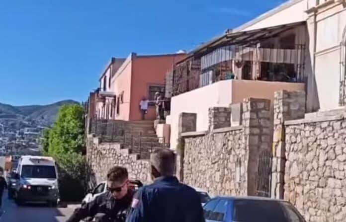 Policías en calle de Chihuahua, interviniendo en situación de seguridad en vecindario urbano.