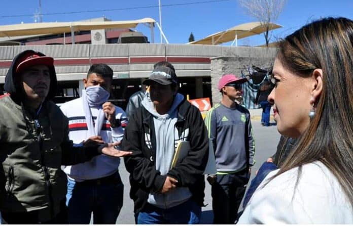 forzadasalida Visitantes participando en actividad al aire libre en Chihuahua, México, con clima soleado y cerros en el fondo, en un evento comunitario para fomentar el turismo y destacar la belleza local.