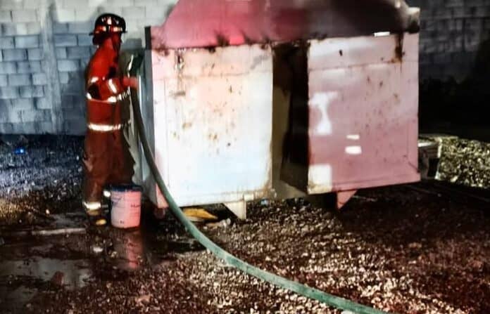 Rescatistas en incendio de contenedor de basura en chihuahua, emergencia y servicios de bomberos, atención a siniestros urbanos, protección civil en acción.