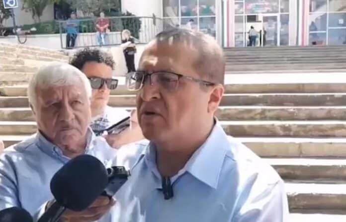 nocolapsadern ExMiembro del gobierno en Chihuahua dando una entrevista en un espacios público en un día soleado.