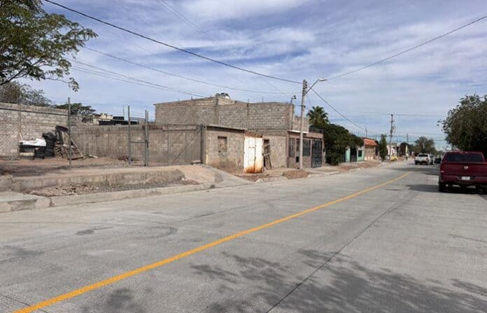 obrasmonte Construcción de viviendas en Ciudad Chihuahua, con casas en construcción y calles urbanas. Proyectos de desarrollo inmobiliario en Chihuahua, México.