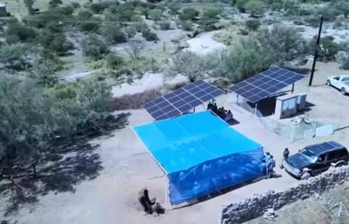 Paneles solares y estructura solar para generación de energía en Chihuahua, enfoque en energías renovables y sostenibilidad.
