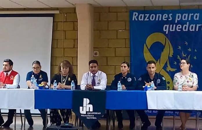 segsuici Conferencia con autoridades y expertos en temas de salud mental y prevención en Chihuahua, en un evento organizado por la Universidad Pedagógica Nacional, promoviendo causas sociales y bienestar comunitario.