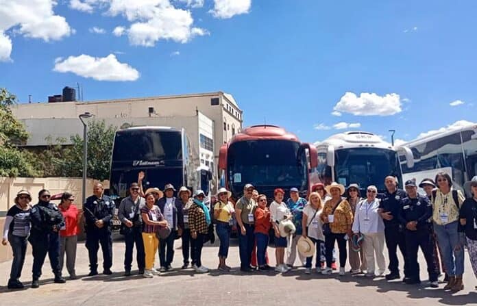 segvialimss Autores= grupo diverso de turistas y conductores de autobuses en un día soleado en Chihuahua, México, promoviendo el turismo, viaje en autobús y experiencias culturales en la región.