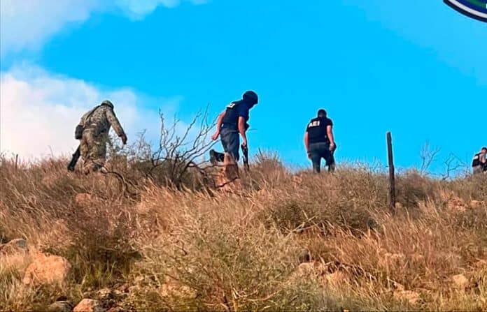 siguebusq Personal de investigación en una zona árida y montañosa en Chihuahua, realizando labores de búsqueda y patrullaje en un entorno natural y despejado.