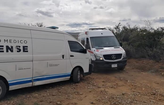 suicmimbre Camioneta de emergencia médica en ruta rural, atención prehospitalaria en Chihuahua, servicios de ambulancia, transporte sanitario, atención médica de urgencia, salud y emergencias en zonas rurales.