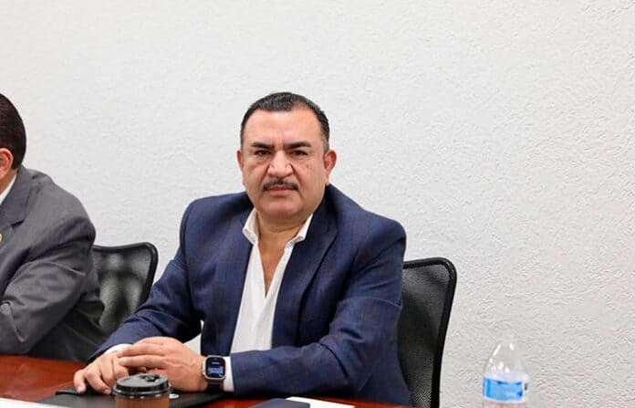 Empresario en reunión de negocios, representando el liderazgo y profesionalismo en la industria de Chihuahua con enfoque en calidad y compromiso.