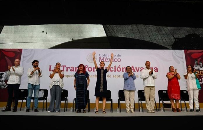 transclaud Desde el escenario, funcionarios y representantes del gobierno de México participan en una ceremonia de inauguración o reconocimiento, en un evento oficial relacionado con la transformación y la mejora en la administración pública en Chihuahua.