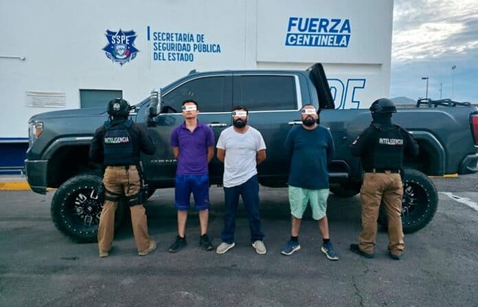 tresenvehi Detención por parte de la Secretaría de Seguridad Pública del Estado en Chihuahua, con agentes de inteligencia y vehículo policial en operativo contra el crimen.