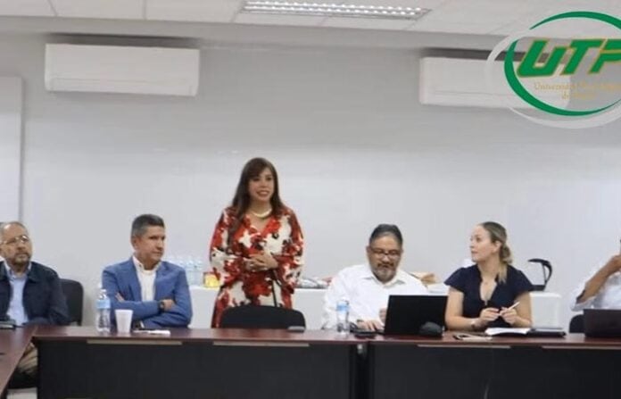 Profesores y alumnos de la Universidad Tecnológica de Chihuahua en una reunión académica, promoviendo la educación y formación en ingeniería y tecnología en Chihuahua.