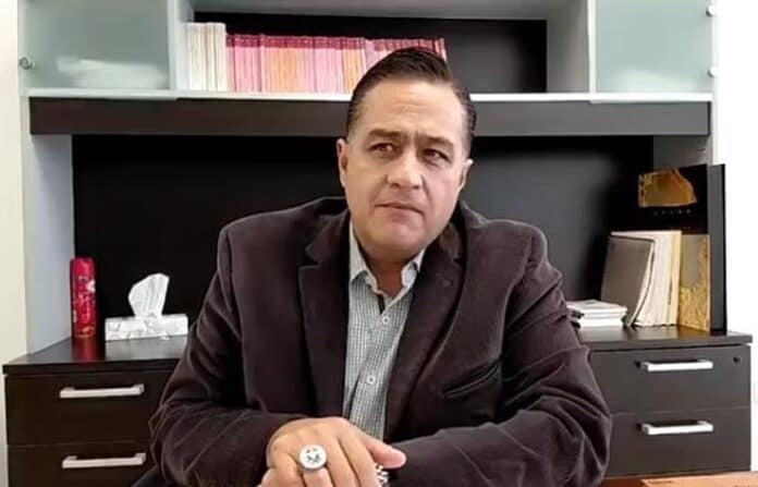 Hombre en oficina con libros y archivos, imagen para contenido de Soy Chihuahua optimizado para SEO.