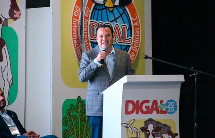 valendigal Impresor en evento del DIGAL en Chihuahua, participando en conferencia sobre desarrollo agrícola y sostenibilidad en la región.