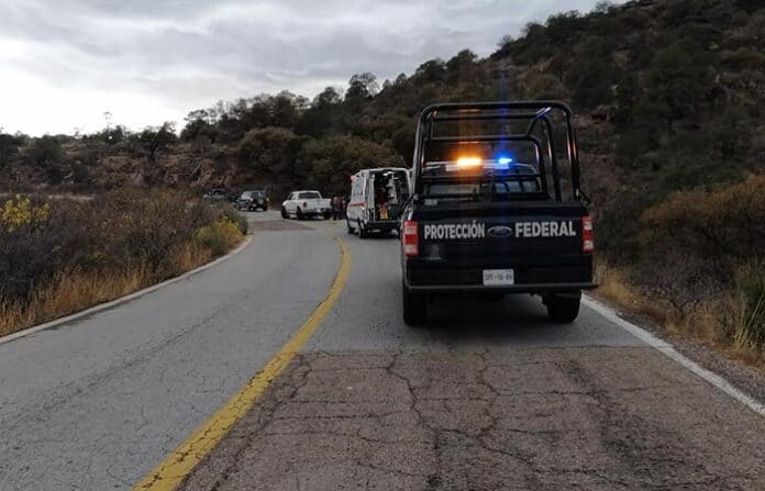 Policía federal deteniendo un incidente en carretera en Chihuahua, control de tráfico y seguridad vial en acción.
