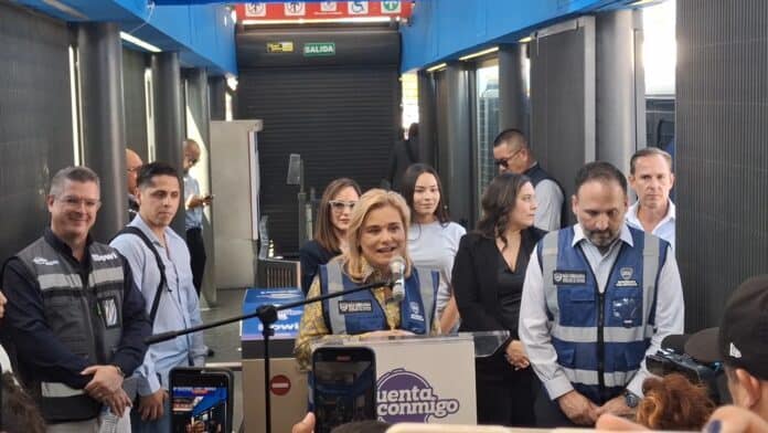 Transporte urbano en Chihuahua, autoridades y personal de movilidad en evento de inauguración de transporte público. Publicidad y noticias locales en Chihuahua, México.