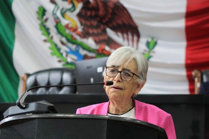 México en bandera y una mujer mayor hablando en una conferencia.