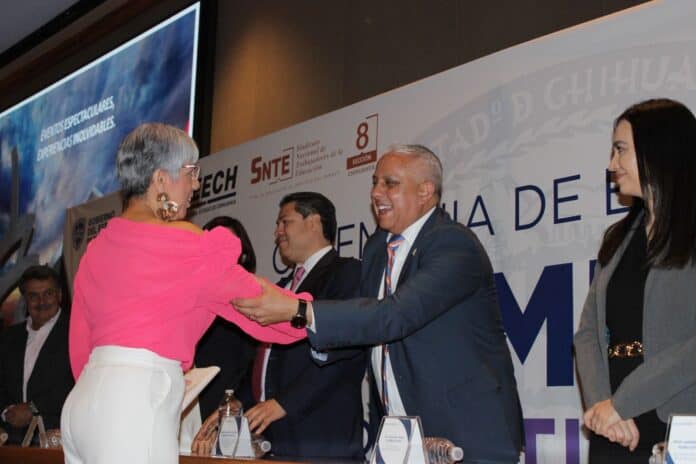 7d473269-742a-4a48-8bac-9affbea5b6e5 Directrices en evento de reconocimiento en Chihuahua, México durante una conferencia educativa, promoviendo la educación y el compromiso social en la comunidad educativa local.