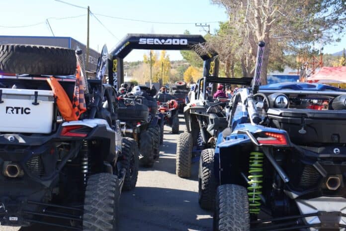 Motocicletas ATV en evento al aire libre en Chihuahua, ideales para aventura y deportes extremos.
