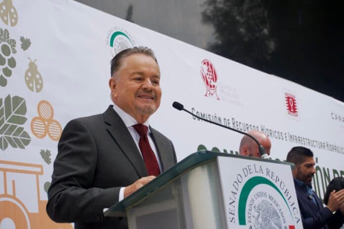 Productos agrícolas y recursos hidráulicos en Chihuahua, México, en eventos oficiales del gobierno estatal enfocados en obras y desarrollo agrícola.