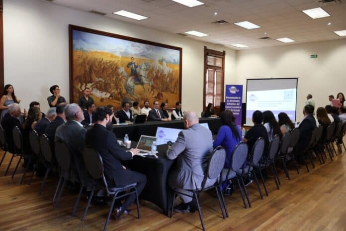 Resultados en imágenes para un evento oficial en Chihuaua, con participación de autoridades y presentación de resultados económicos. Ambiente formal, sala de reuniones, proyección de datos, y asistencia diversa.