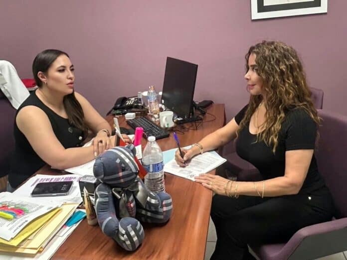 - Mujer en consulta médica con una profesional en oficina, atención personalizada, recomendaciones de salud y bienestar en Chihuahua, México.
