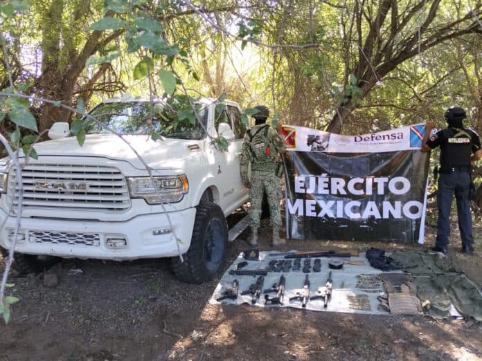 Vehículo militar en operación de seguridad en la naturaleza, armas y equipo militar en exhibición, personal de la Sedena en acción, operación militar en Chihuahua, protección del territorio mexicano, campaña de defensa nacional, presencia del ejército mexicano, equipamiento de seguridad, misión de la defensa nacional.