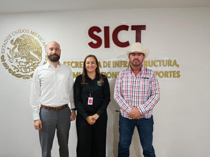 SICT logo y personal en oficina de la Secretaría de Infraestructura, Comunicaciones y Transportes de México en Chihuahua, atendiendo temas de infraestructura y transporte.