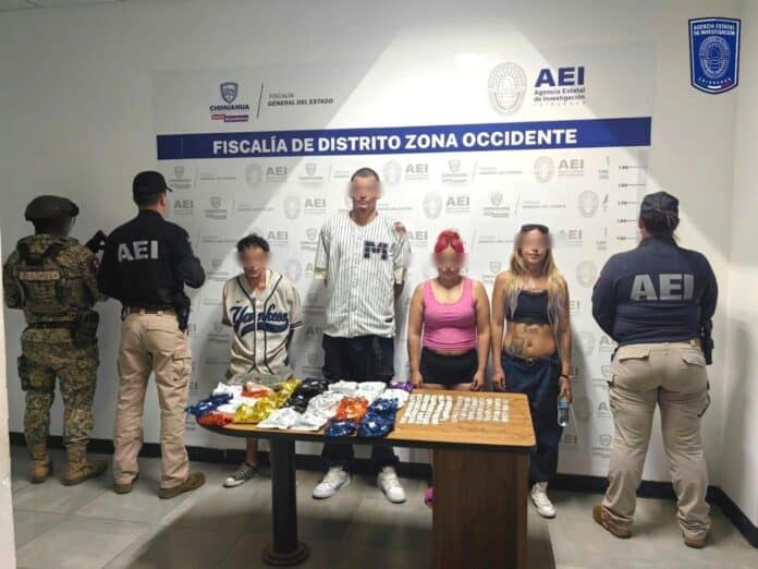 Droga incautada por la Fiscalía de Chihuahua, con sujetos arrestados en operativo de investigación, en un entorno de seguridad y con presencia policial, destacando esfuerzos en combate al narcotráfico.