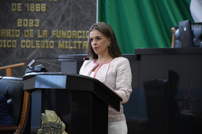 IMG-20251003-WA0013 Programadora mujer dando discurso en un acto oficial en un recinto institucional en Chihuahua, México, vinculada a la política, la educación y eventos cívicos en la ciudad.