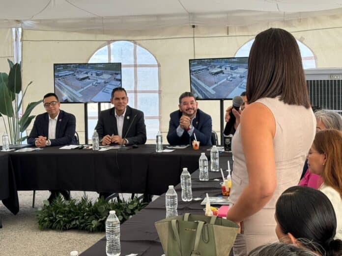Óptima convocatoria en evento empresarial de Chihuahua, enfocada en innovación y desarrollo regional, con presentaciones y discusión de proyectos estratégicos.