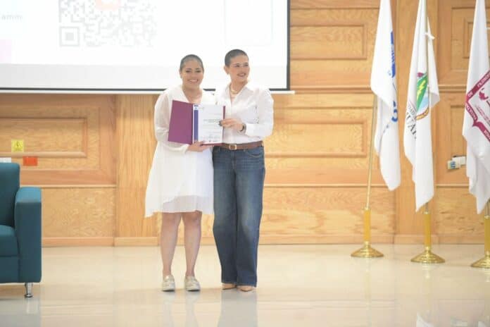 IMG-20251003-WA0025 Diplomado o reconocimiento académico en un evento formal en una institución educativa en Chihuahua, México.
