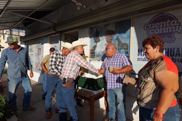 Dinero en efectivo entregado en mano en evento rural de Chiuhua en estado de Chihuahua en Mexico.