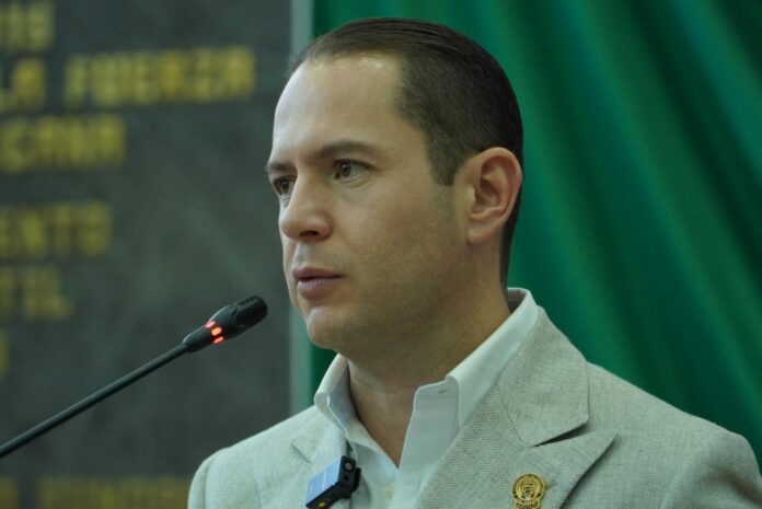 Asesor político hablando en una conferencia en Chihuahua, destacando temas de liderazgo y gobierno en la región.