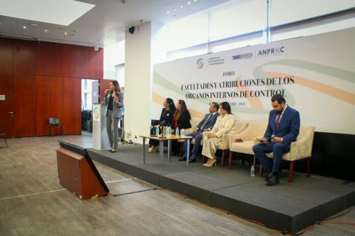 Auxiliar de control interno en foro sobre facultades y atribuciones de órganos internos de control en Chihuahua.