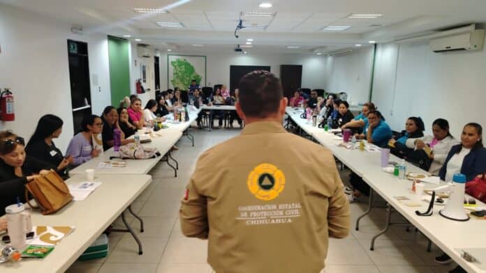 IMG-20251003-WA0063 Policía estatal de Protección Civil de Chihuahua brindando capacitación a mujeres en un curso de protección civil en un aula moderna.