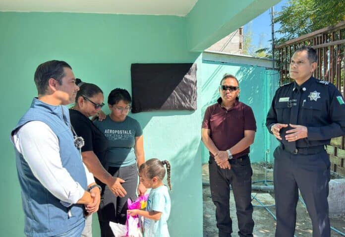 IMG-20251003-WA0076 Familia recibiendo apoyo y atención por parte de autoridades en un programa social en Chihuahua, promoviendo bienestar, protección infantil y colaboración comunitaria en la región.