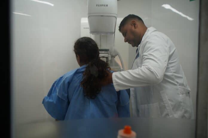 Salud, diagnóstico y atención médica en Chihuahua, personal de salud revisando a una paciente en un centro médico.