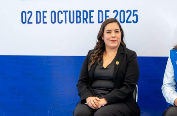 02 de octubre de 2025 en Chihuahua, evento oficial con mujer vestida formalmente en escenario, foco en participación, gobierno y eventos importantes de la región.