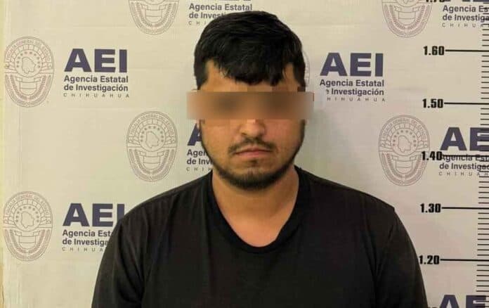 Detenido hombre en Chihuahua, imagen en ficha de la Agencia Estatal de Investigación, con fondo de muro con logotipos institucionales, altura aproximada 1.60 m, en investigación policial oficial.