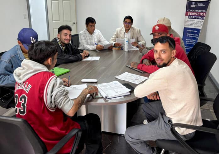 IMG-20251003-WA0103 Asistencia a reunión de jóvenes en oficina, participando en programa de apoyo social y laboral en Chihuahua, México, promoviendo inclusión y desarrollo comunitario.