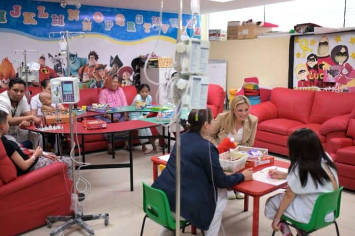 Cuidado infantil en hospital infantil con niños en hospital y personal médico en ambiente alegre y colorido.