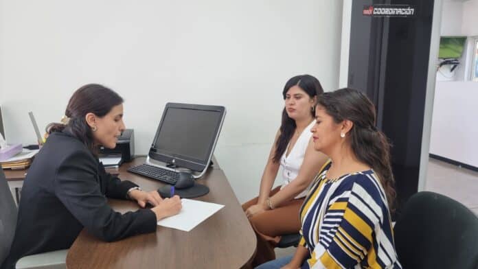 Asistente en oficina realizando entrevista de trabajo con dos candidatas para empleo.