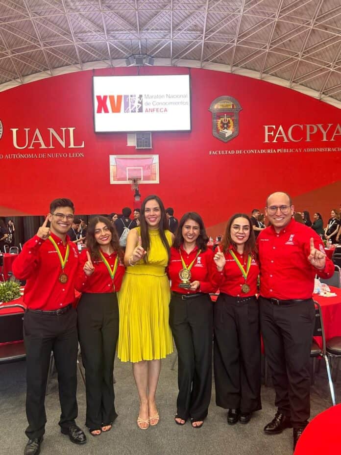 Estudiantes celebrando con medallas y trofeos en un evento académico en la facultad de contaduría pública en nuevo león.
