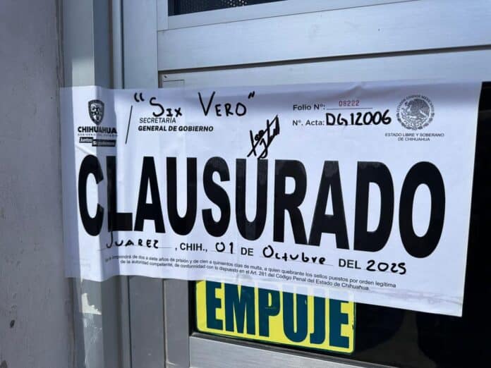 IMG-20251006-WA0030 Cierre de negocio en Chihuahua con cartel de clausura oficial, con información de autoridad del estado, señalando el cierre por orden legal, en un entorno urbano.