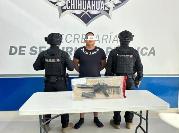 IMG-20251006-WA0036 Arresto en la ciudad de Chihuahua, con armas aseguradas y personal policial de seguridad pública. Imagen que muestra acciones de la Secretaría de Seguridad Pública en combate al crimen en Chihuahua.