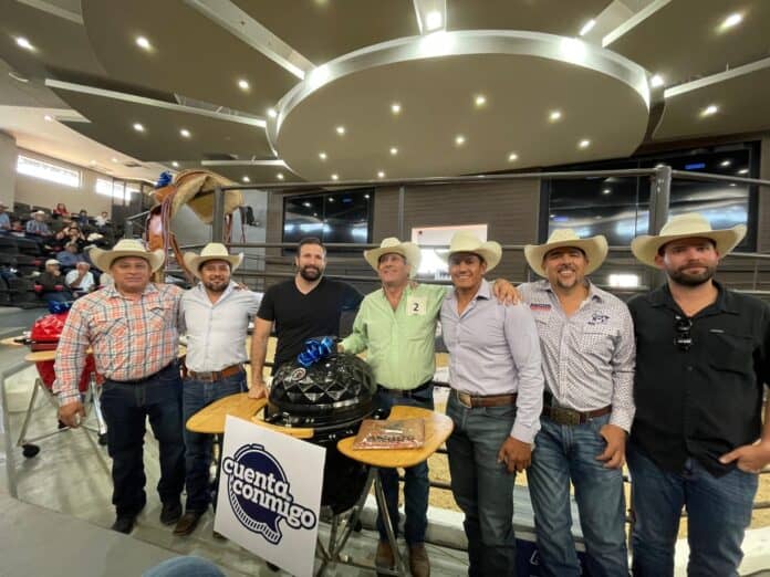 Cuento conmigo, evento de ganaderos en Chihuahua, hombres con sombrero en un rodeo o concurso ganadero, celebración rural, tradición y cultura mexicana en evento oficial, ambiente de competencia y camaradería.