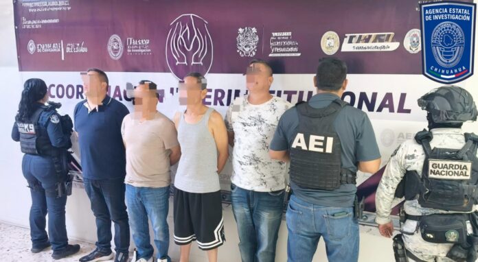 IMG-20251006-WA0077 Hombres detenidos en una conferencia de investigación en Chihuahua, rodeados por personal de la policía y la Guardia Nacional, en una operación coordinada para la lucha contra la delincuencia.