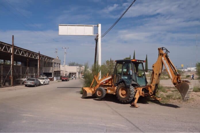 IMG-20251007-WA0029 Maquinaria de construcción en la ciudad de Chihuahua, vehículo excavadora y maquinaria pesada en obra urbana, en un entorno con cielo despejado y áreas de desarrollo urbano.