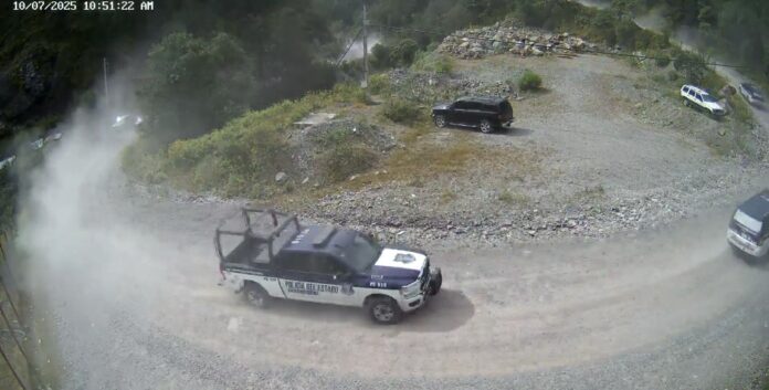 Policía del estado patrulla en camino de terracería en un área montañosa, monitoreo de seguridad en Chihuahua, imagen de vigilancia en tiempo real, enfoque en operación policial y seguridad pública.