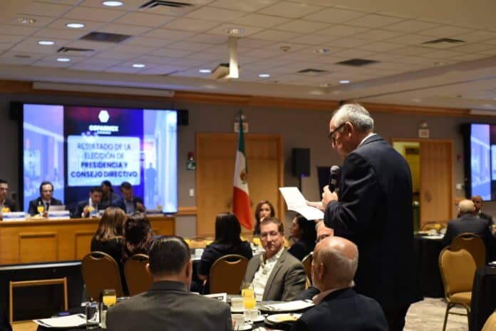 IMG-20251008-WA0025 Resultados de la elección presidencial y consejo directivo en Chihuahua, evento oficial con asistentes en mesa redonda, muestra de participación política y transparencia en elecciones nacionales.