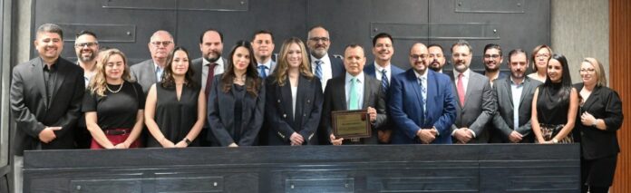 Personalidad de grupo en reunión empresarial en Chihuahua, México.